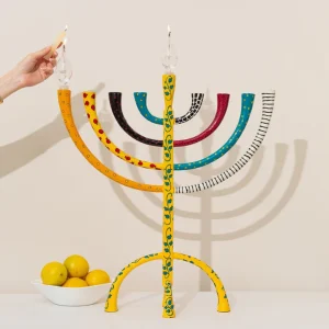 חנוכיה מעוצבת בעבודת יד צהוב