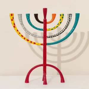 חנוכיה מעוצבת בעבודת יד ורוד